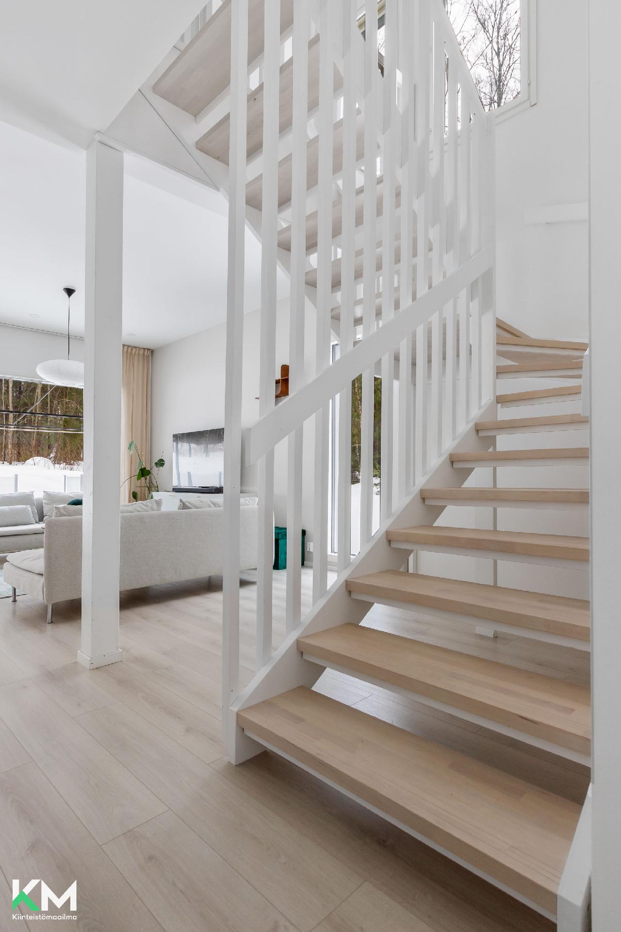 Portaikkokuva alakerrasta päin kuvattuna.