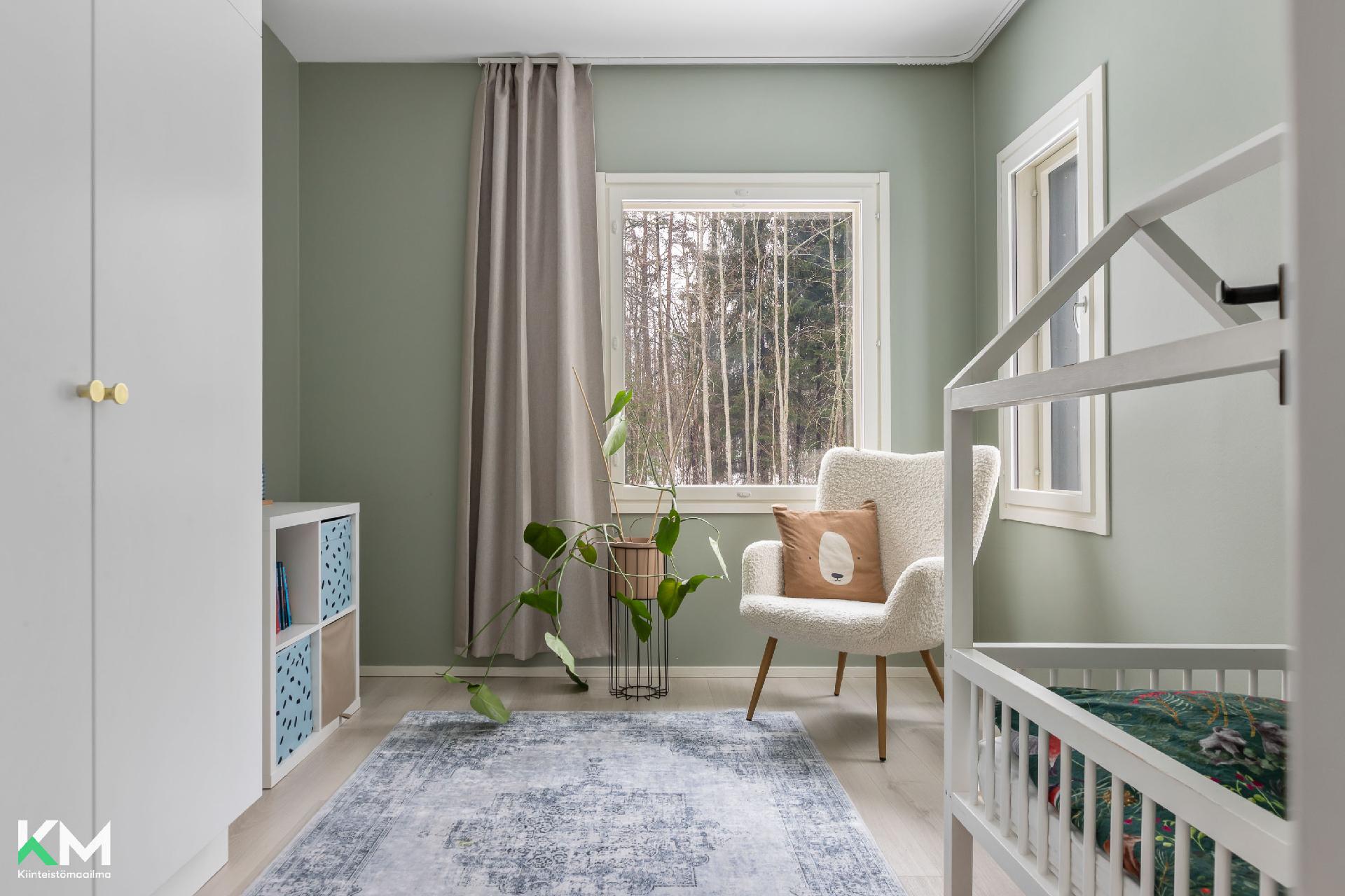 Yläkerran makuuhuone 1.