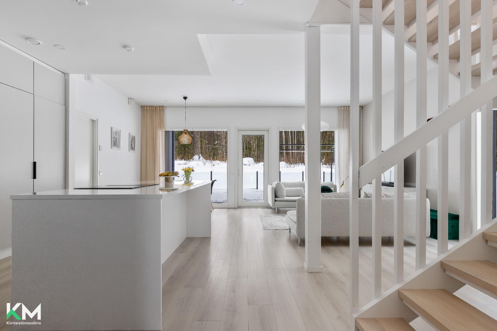 Kuva eteisen puolelta olohuoneeseen päin.