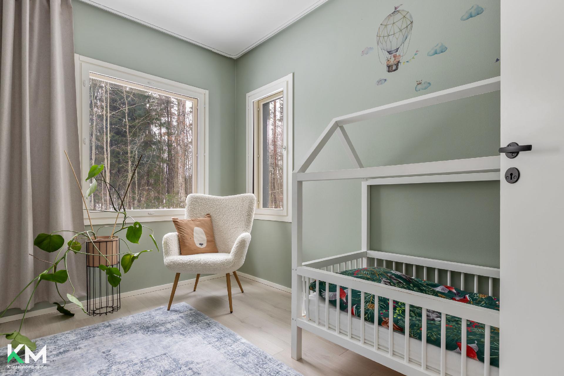 Yläkerran makuuhuoneesta toinen kuva. 