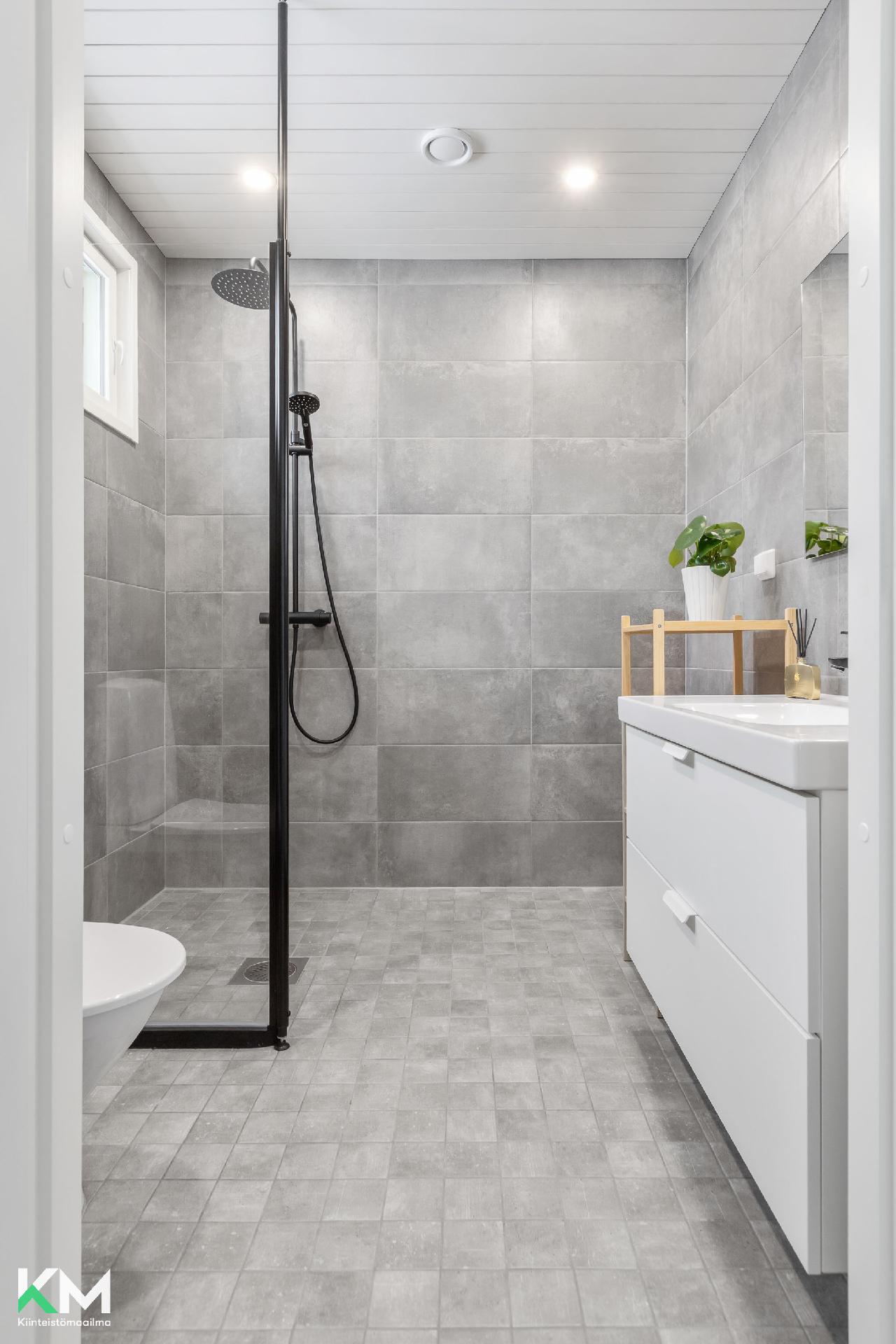 Yläkerran kylpyhuonekuva 1. 