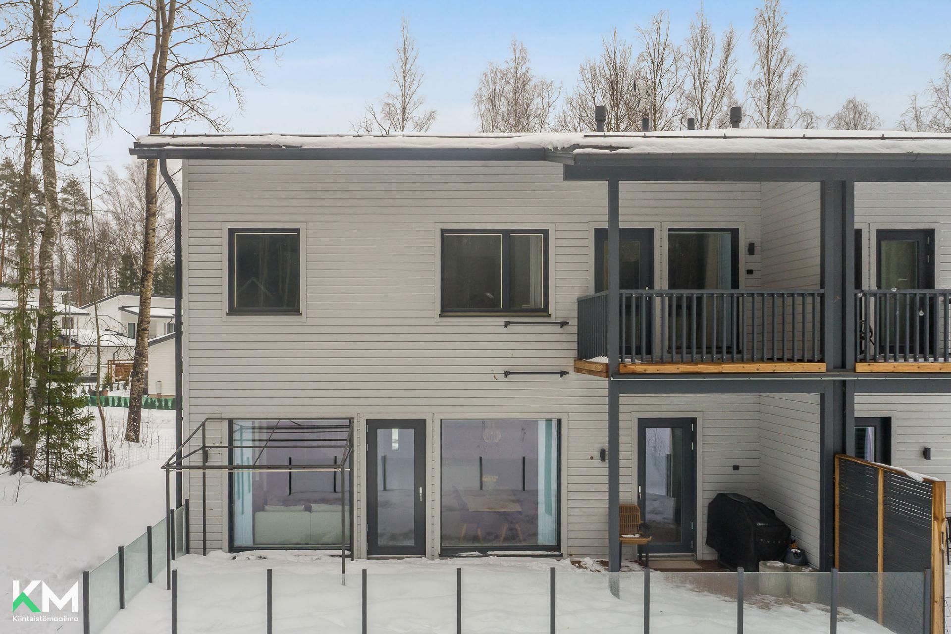 Kuva julkisivusta metsän puolelta. 