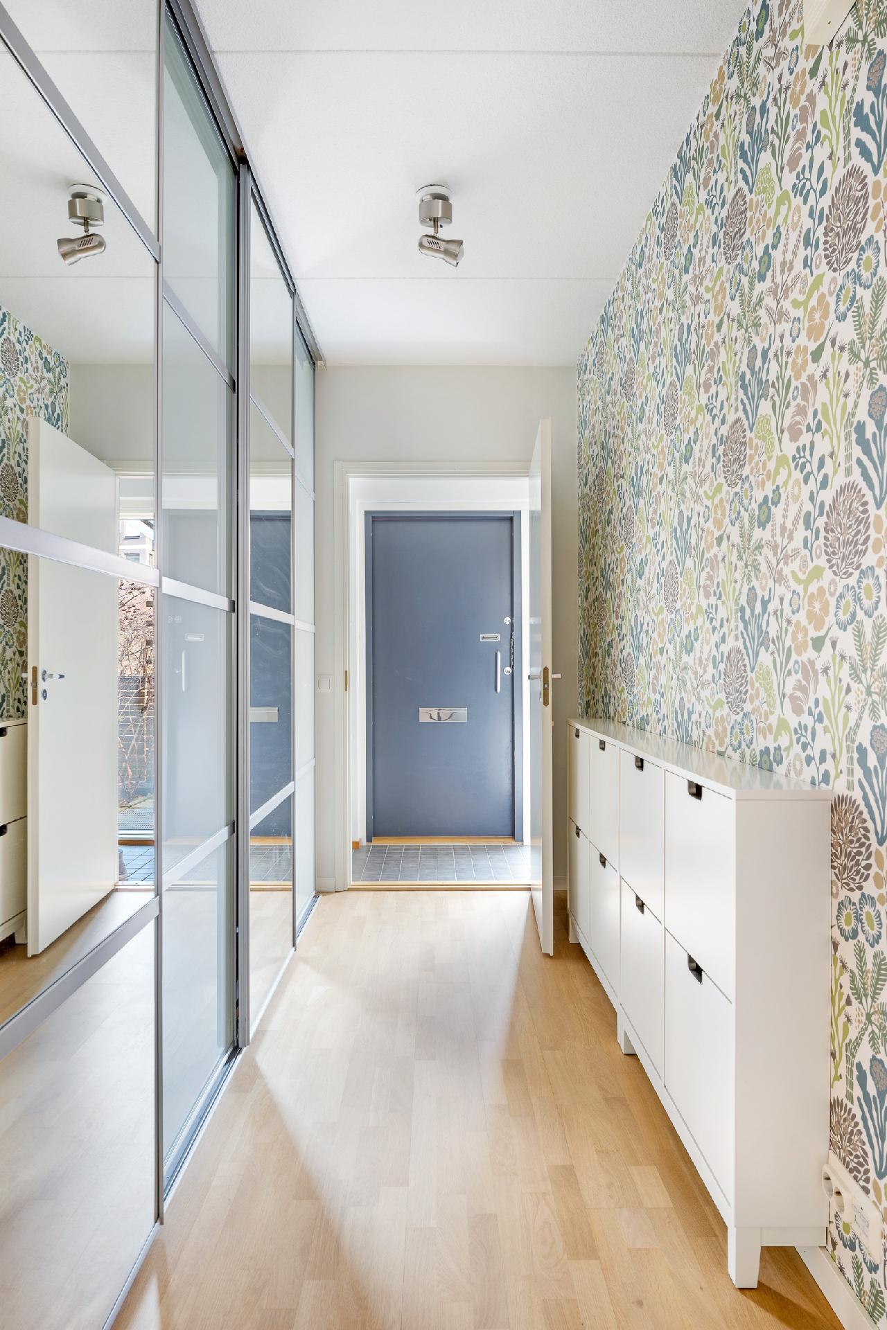 Eteisessä runsaasti säilytystilaa