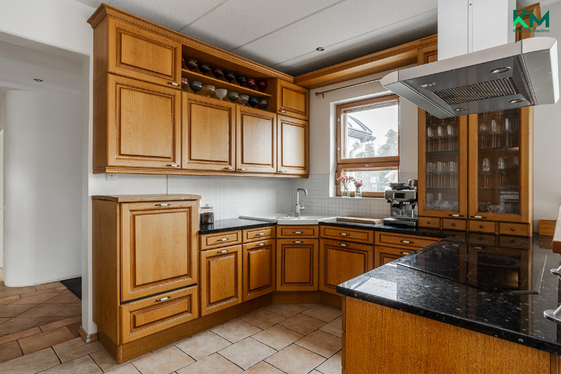 Mobalpa-keittiössä Festivo-kylmiö ja -viinikaappi