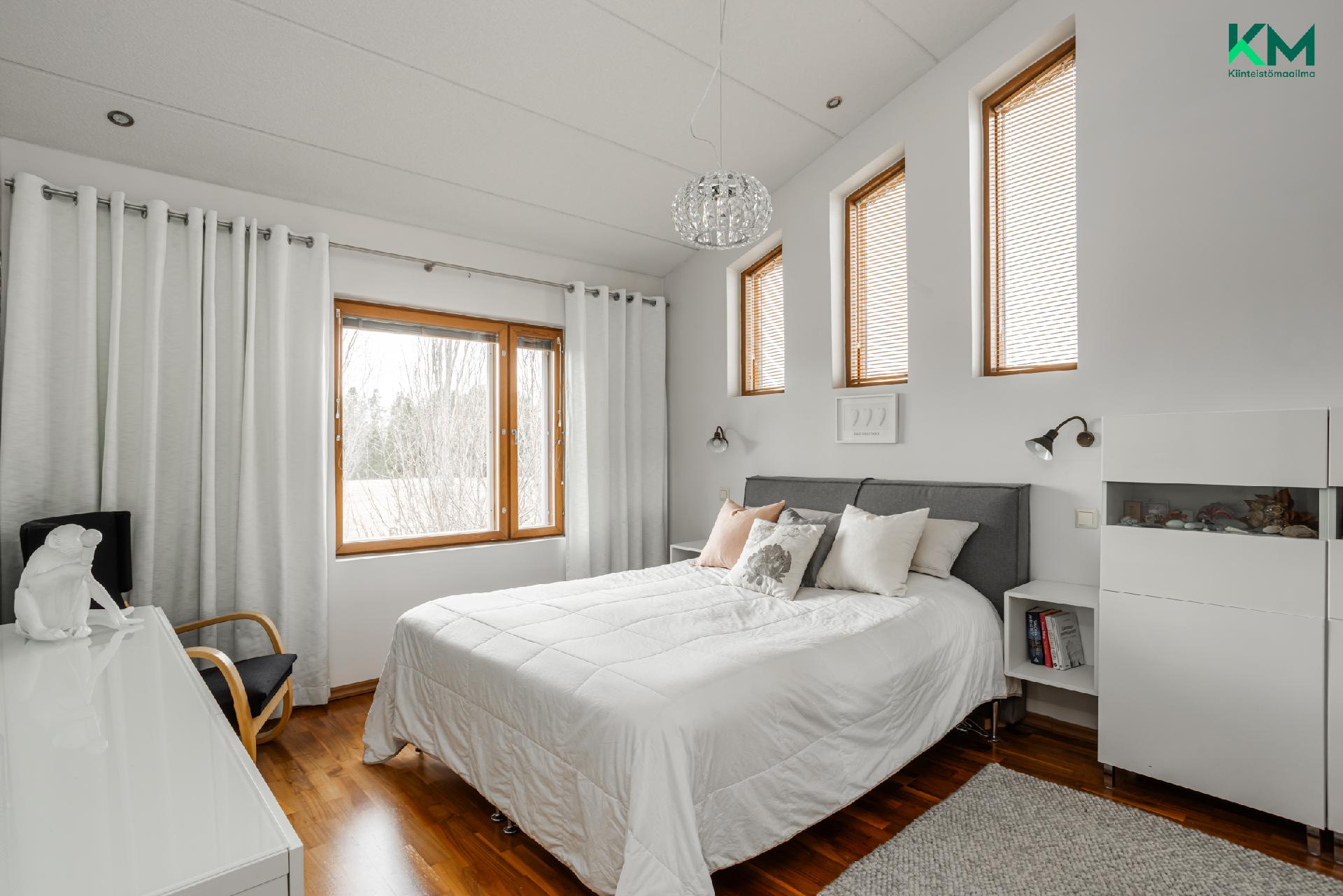 Yläkerran makuuhuone (MH1)