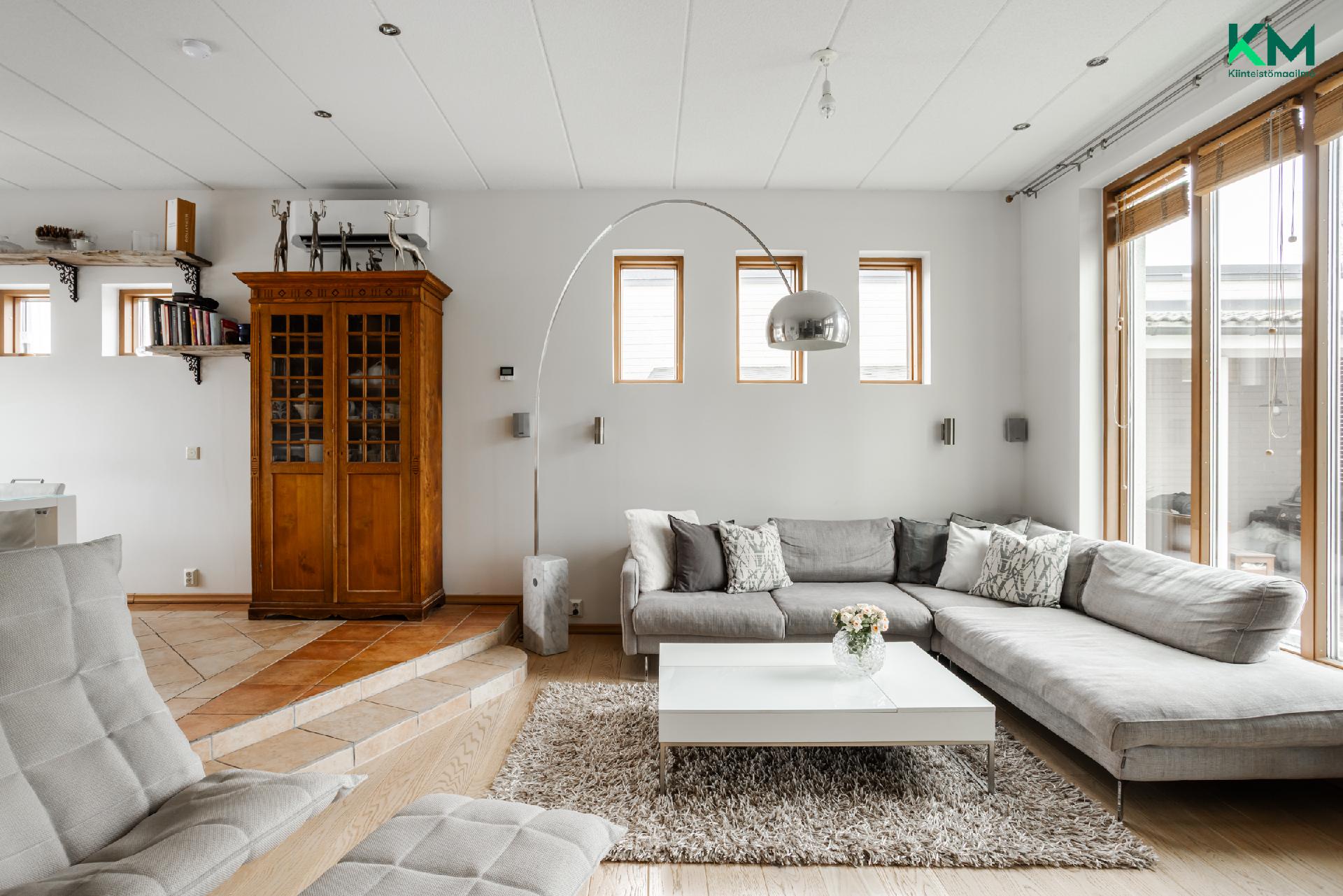 Valoisa ja avara olohuone