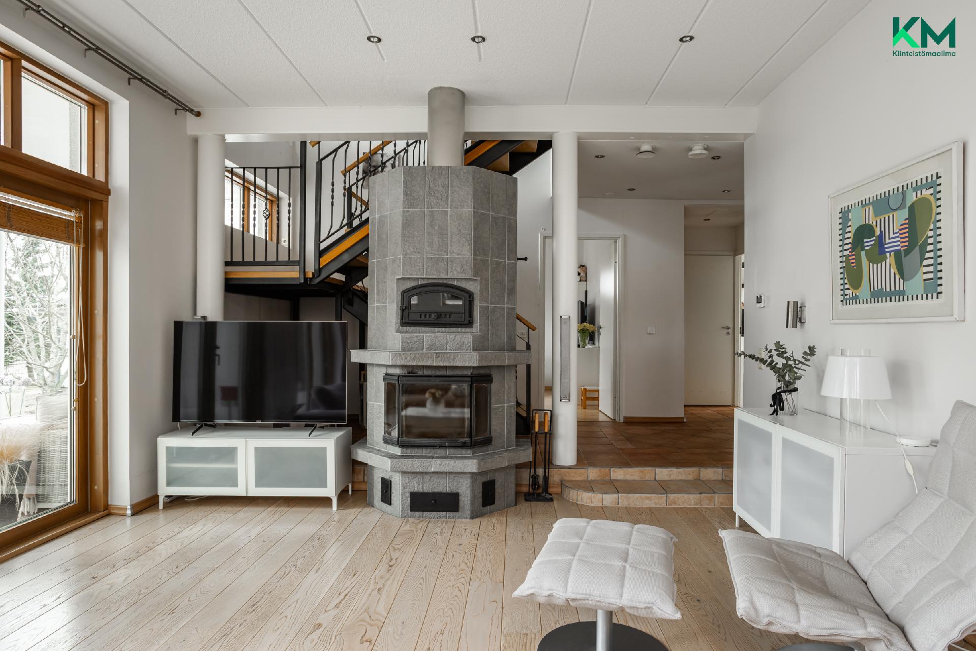 Takkamestareiden varaava takka leiviuunilla