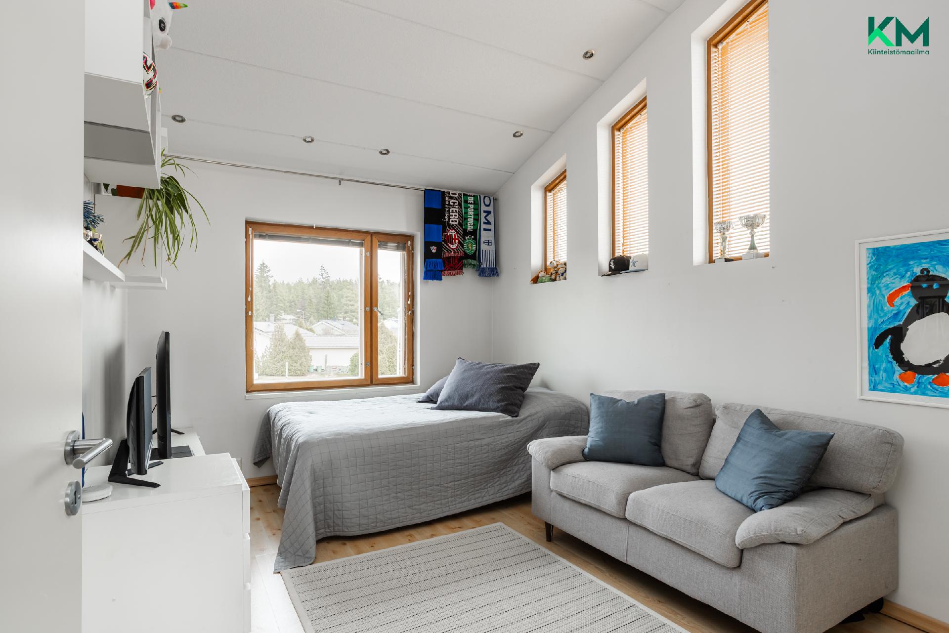 Yläkerran makuuhuone (MH2)