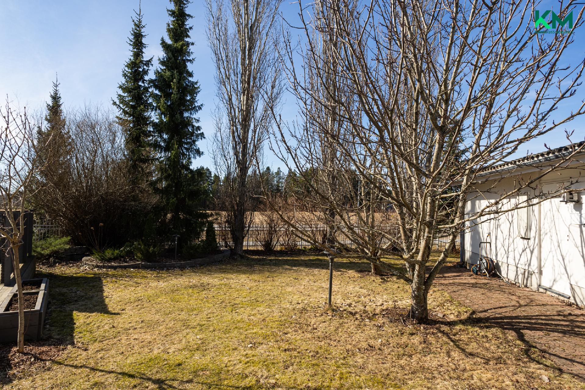 Aurinkoinen 835m2 tontti 