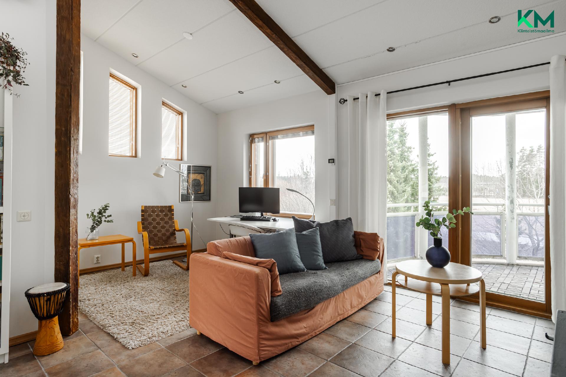 Yläkerran työtila muokattavissa erilliseksi huoneeksi 