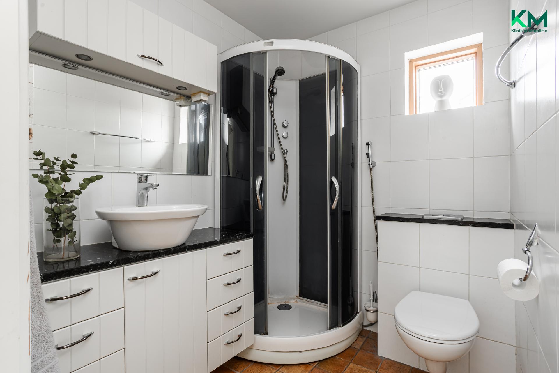 Alakerran WC suihkukaapilla