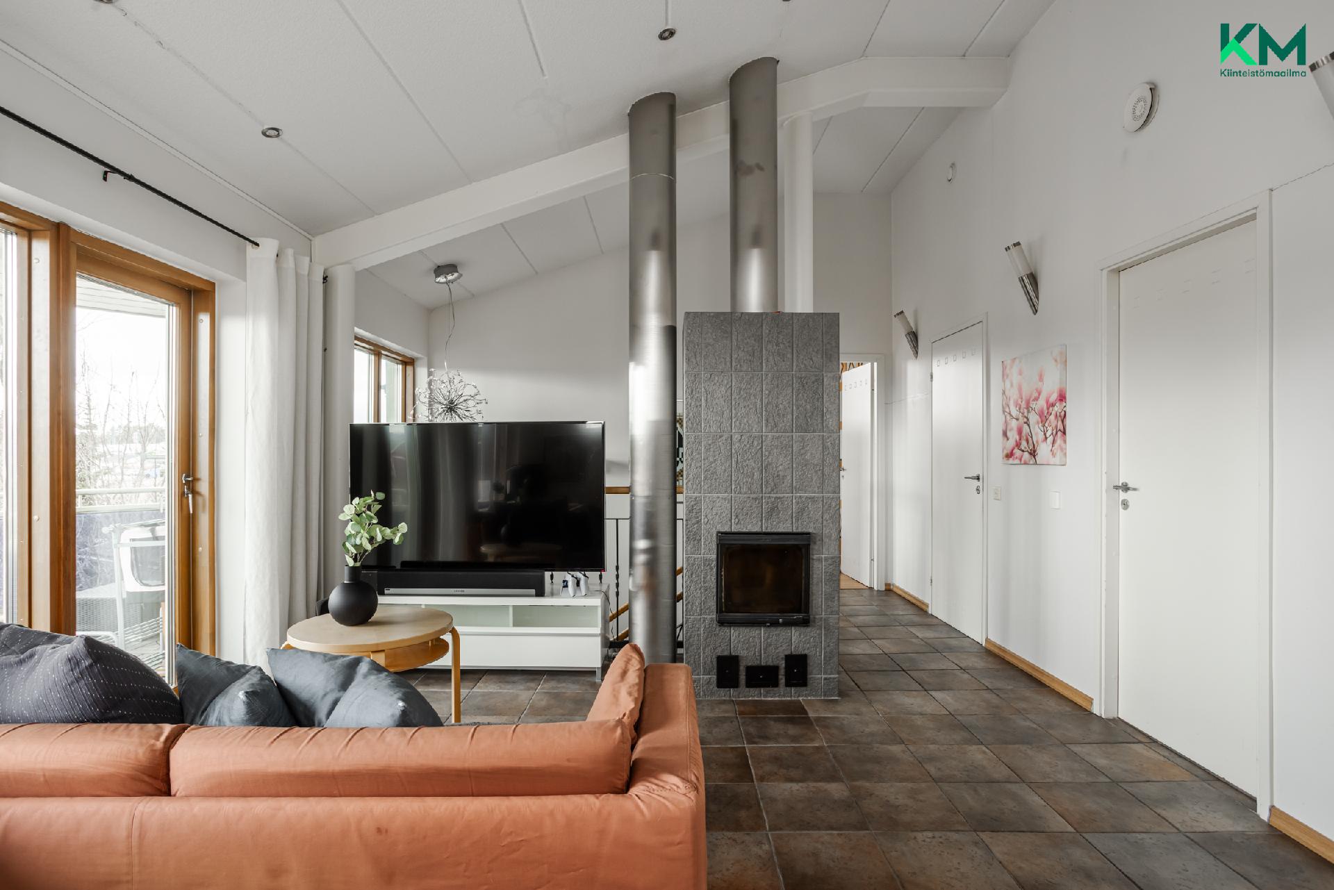 Yläkerran aulatilassa varaava takka