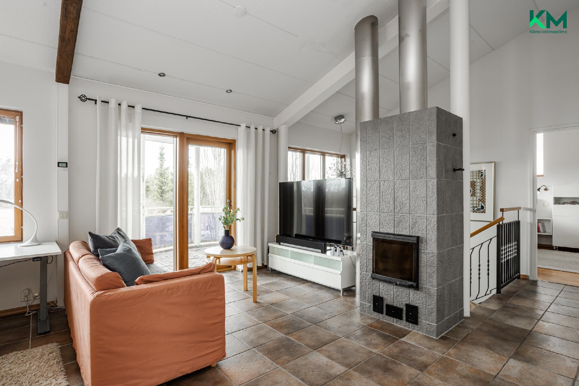 Käynti katetulle yläparvekkeelle