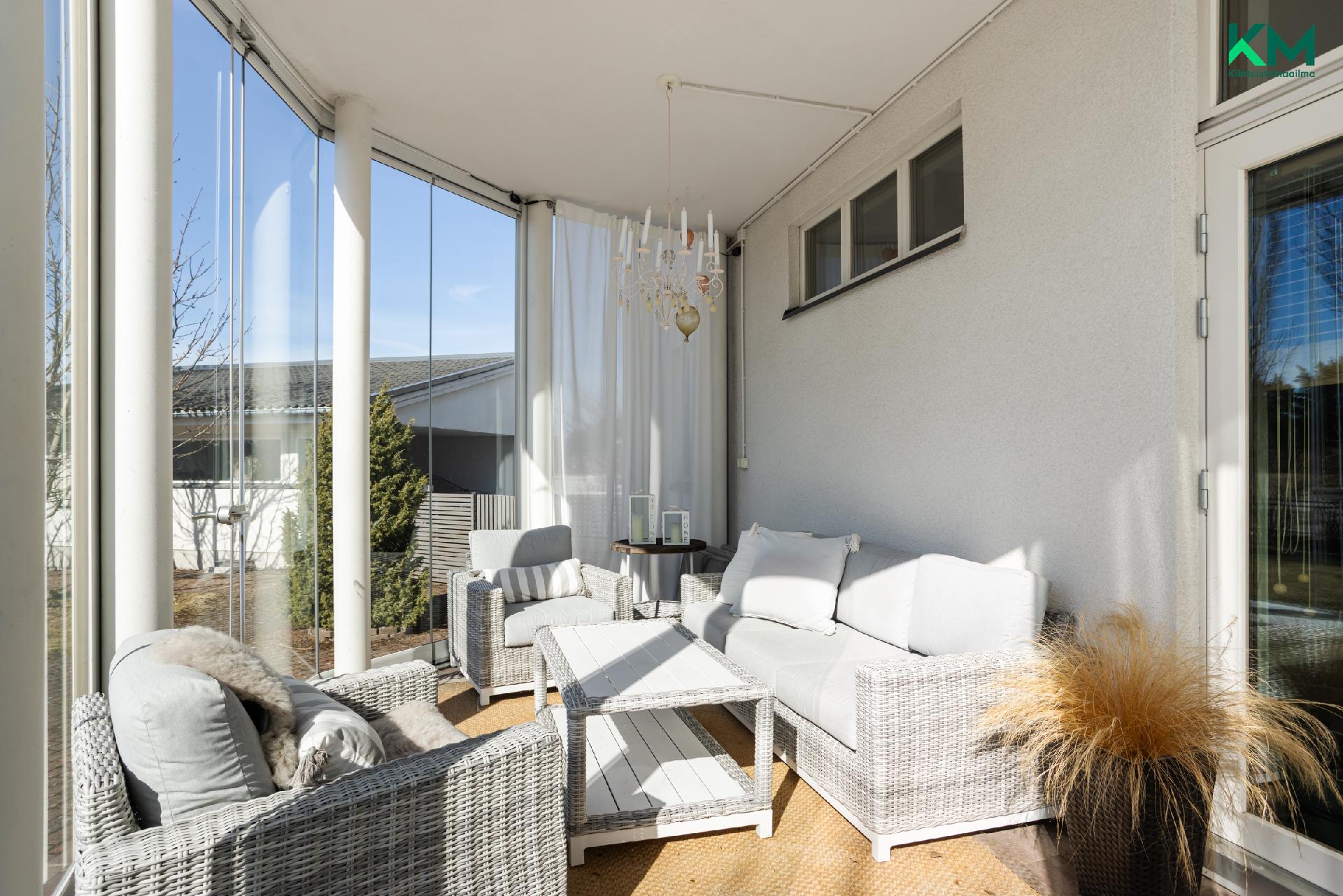 Lasiovet avautuvat ulkoterasille