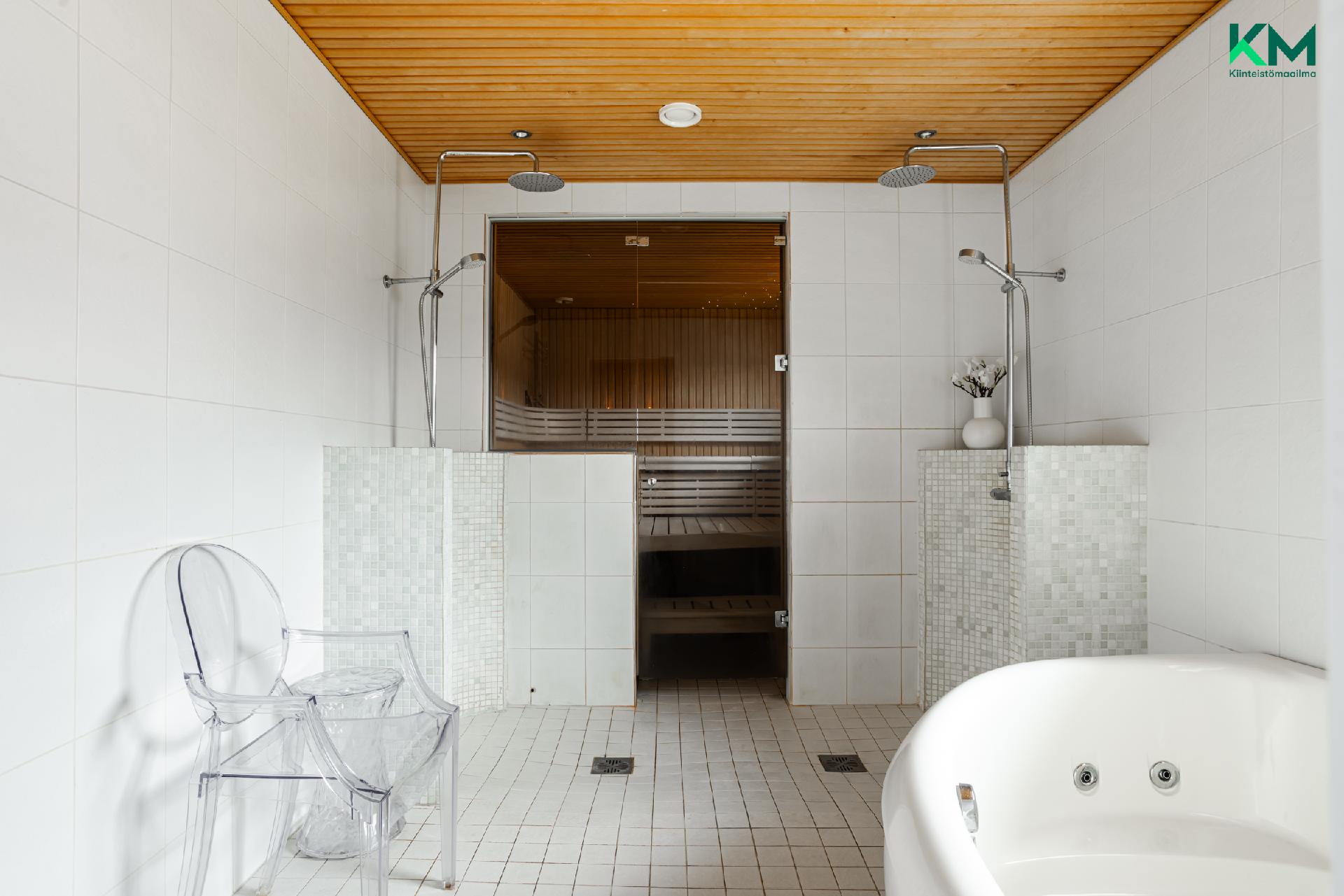 Tilava kylpyhuone kahdella suihkulla