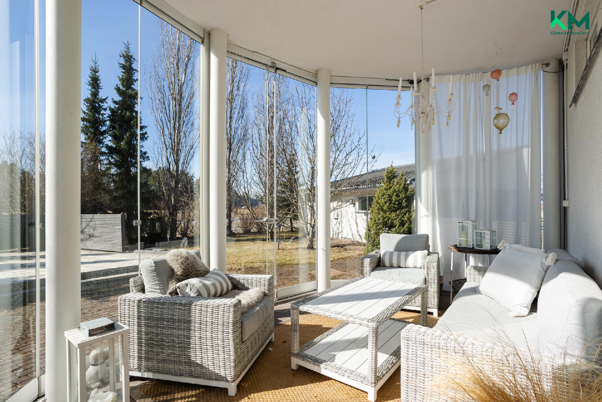 Lasitetulle terassille käynti olohuoneesta