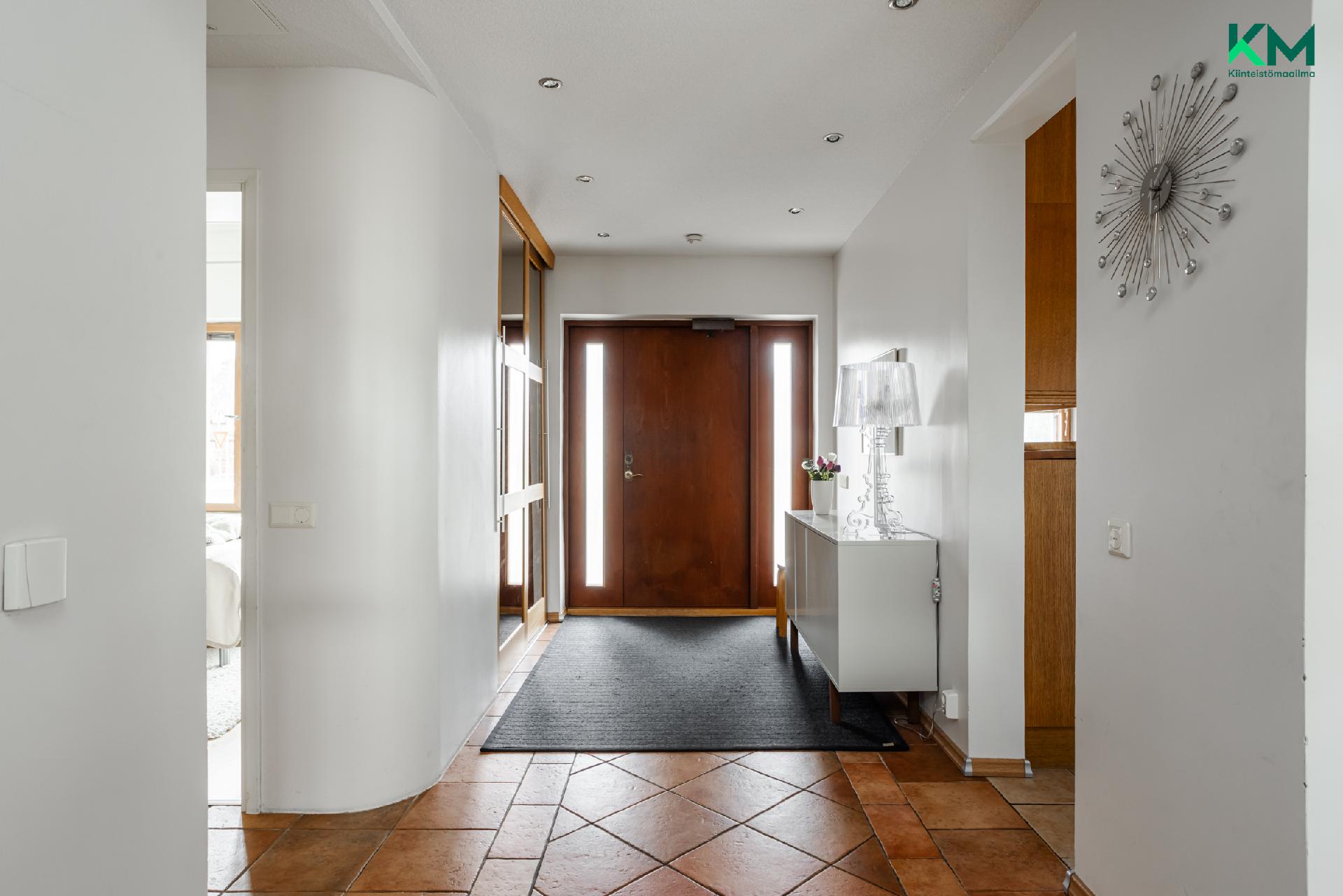 Eteisaulassa runsaasti kaappitilaa