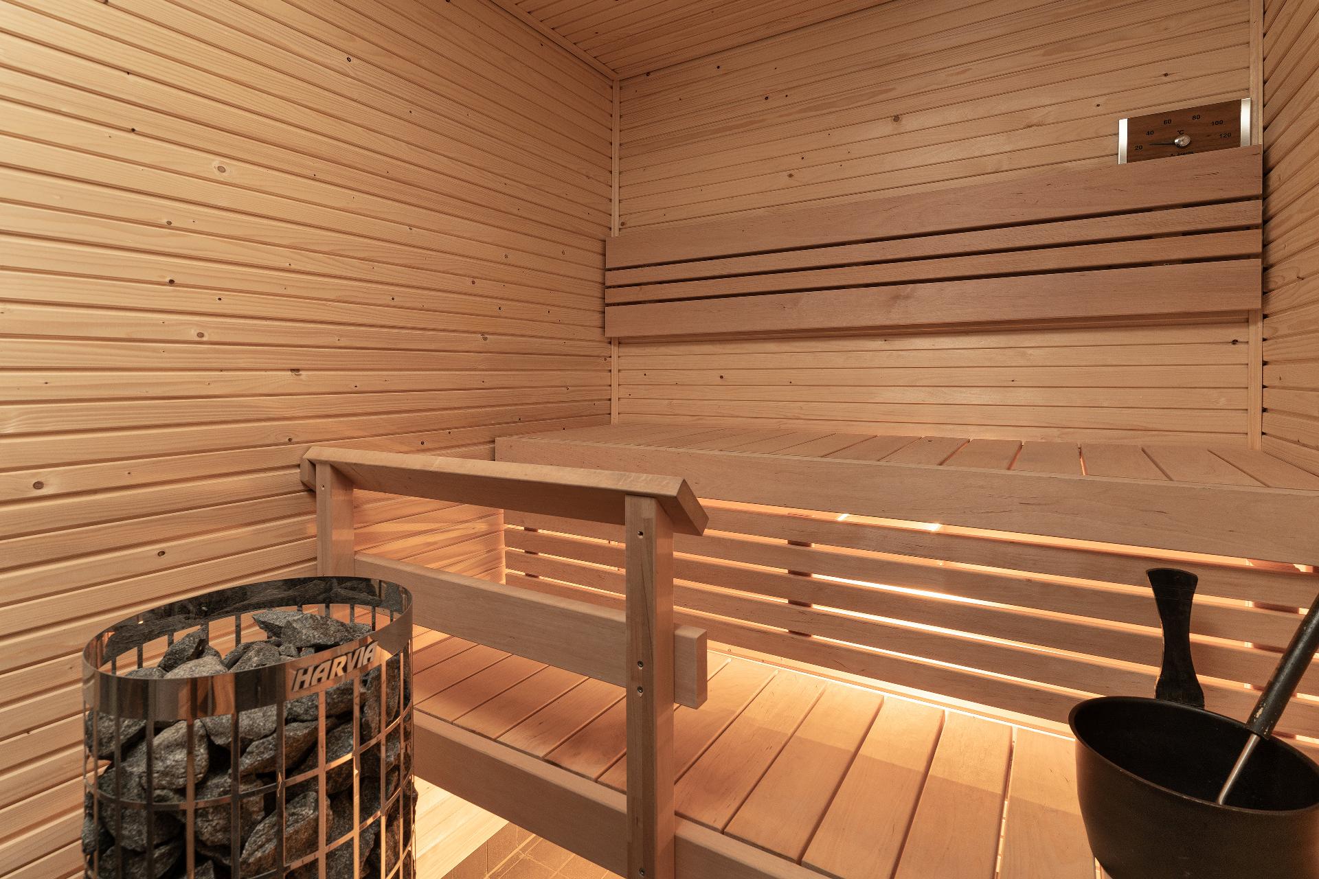 Tunnelmallisessa saunassa on lasiseinä ja Harvian kiuas.