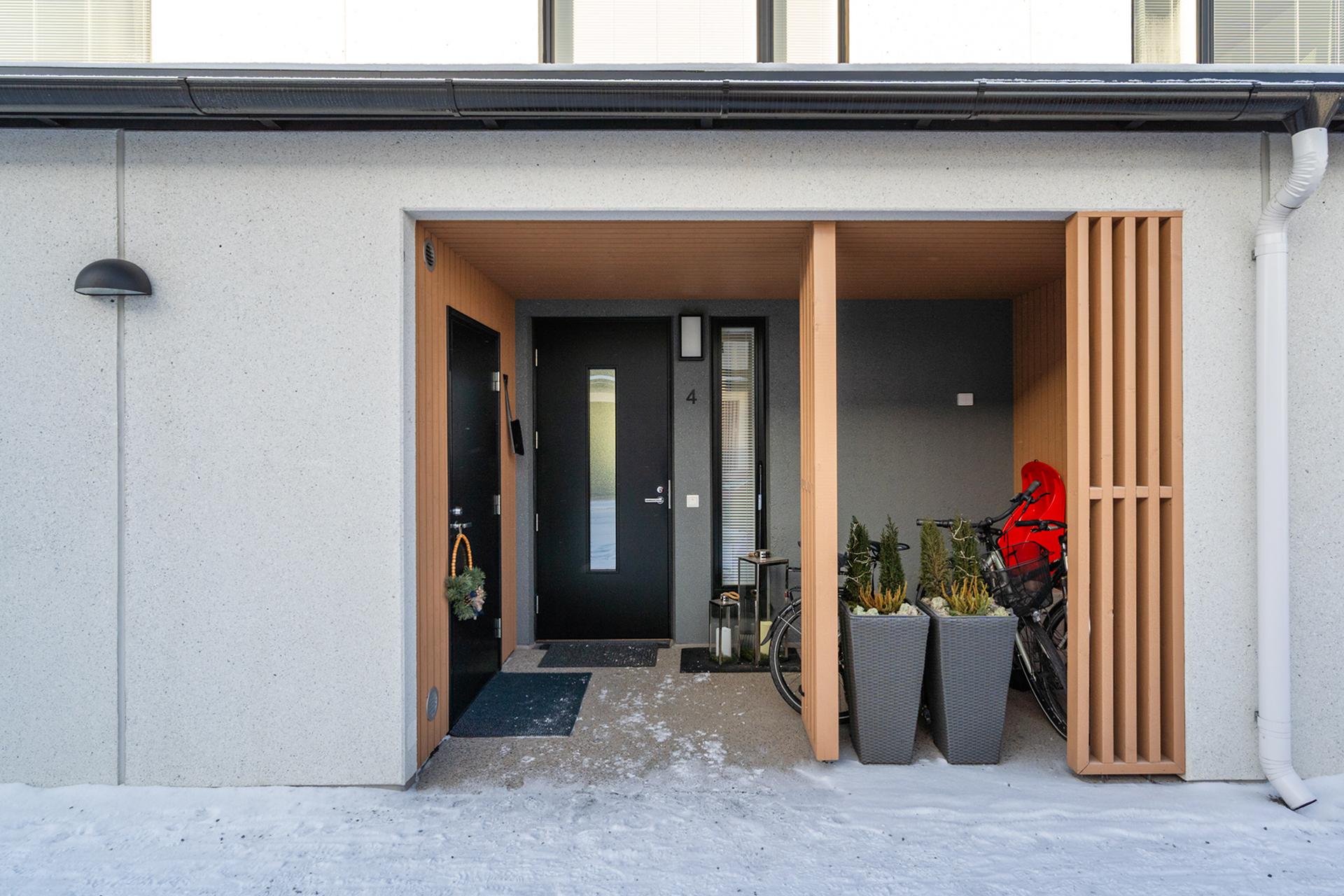 Varasto heti ulko-oven vieressä