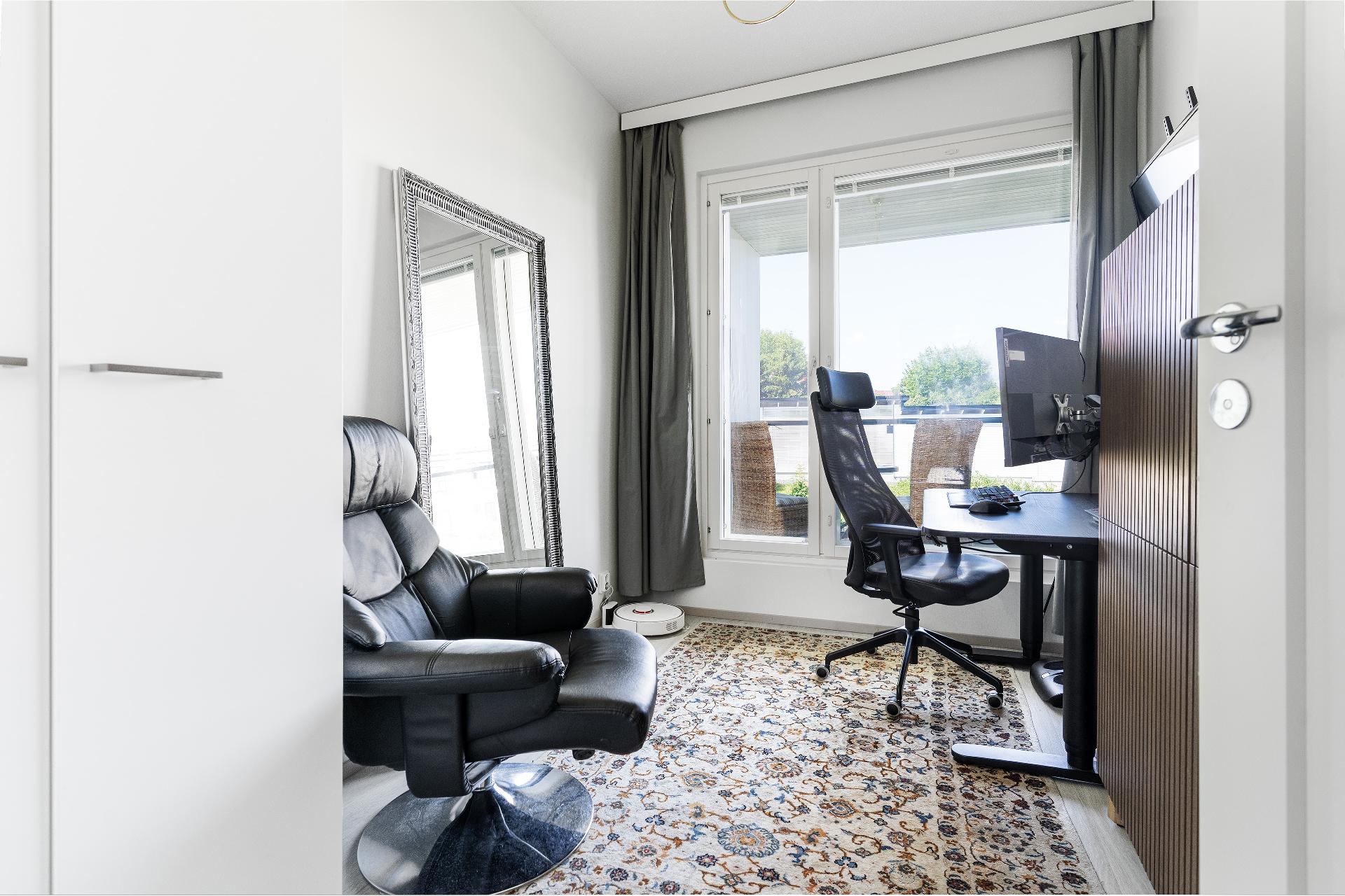 Toinen makuuhuone, josta näkymät takapihalle