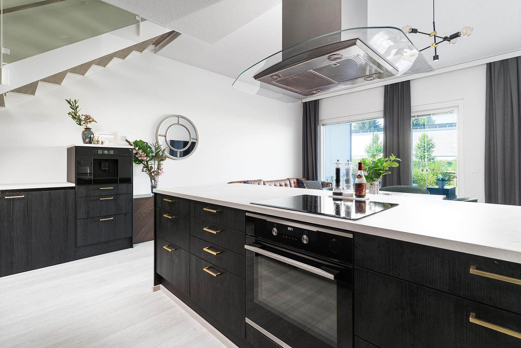 Tyylikäs ja käytännöllinen keittiö integroiduin kodinkonein