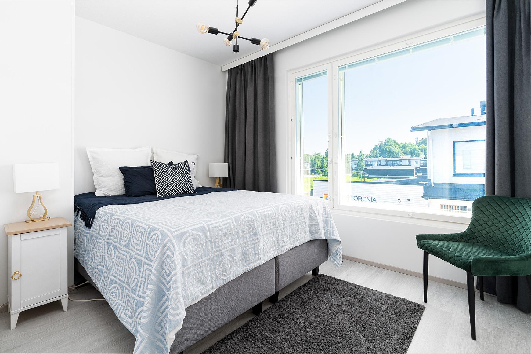 Yläkerran kolmas makuuhuone eli päämakuuhuone.