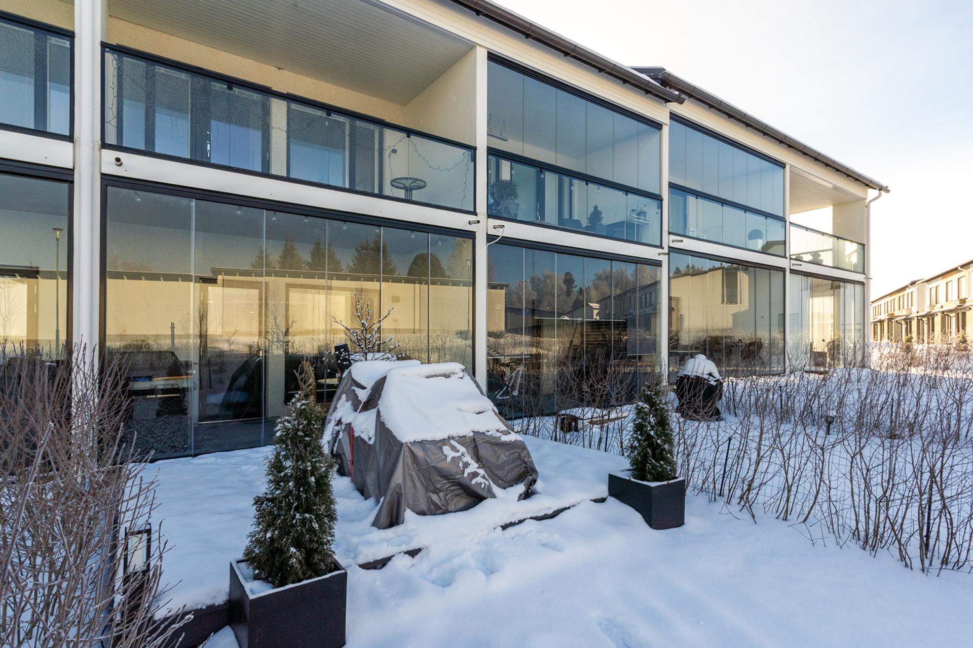 Tyylikäs ja viihtyisä terassi ja piha iltapäivän auringon suuntaan.