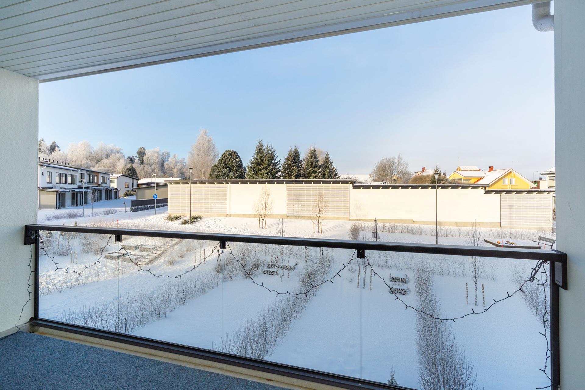 Tilava parveke länteen