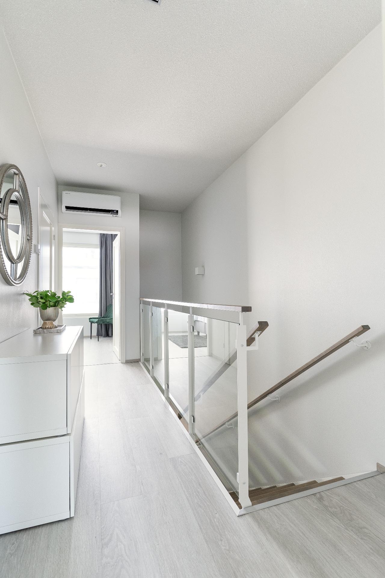 Yläkerran aula, viilentävä ilmalämpöpumppu