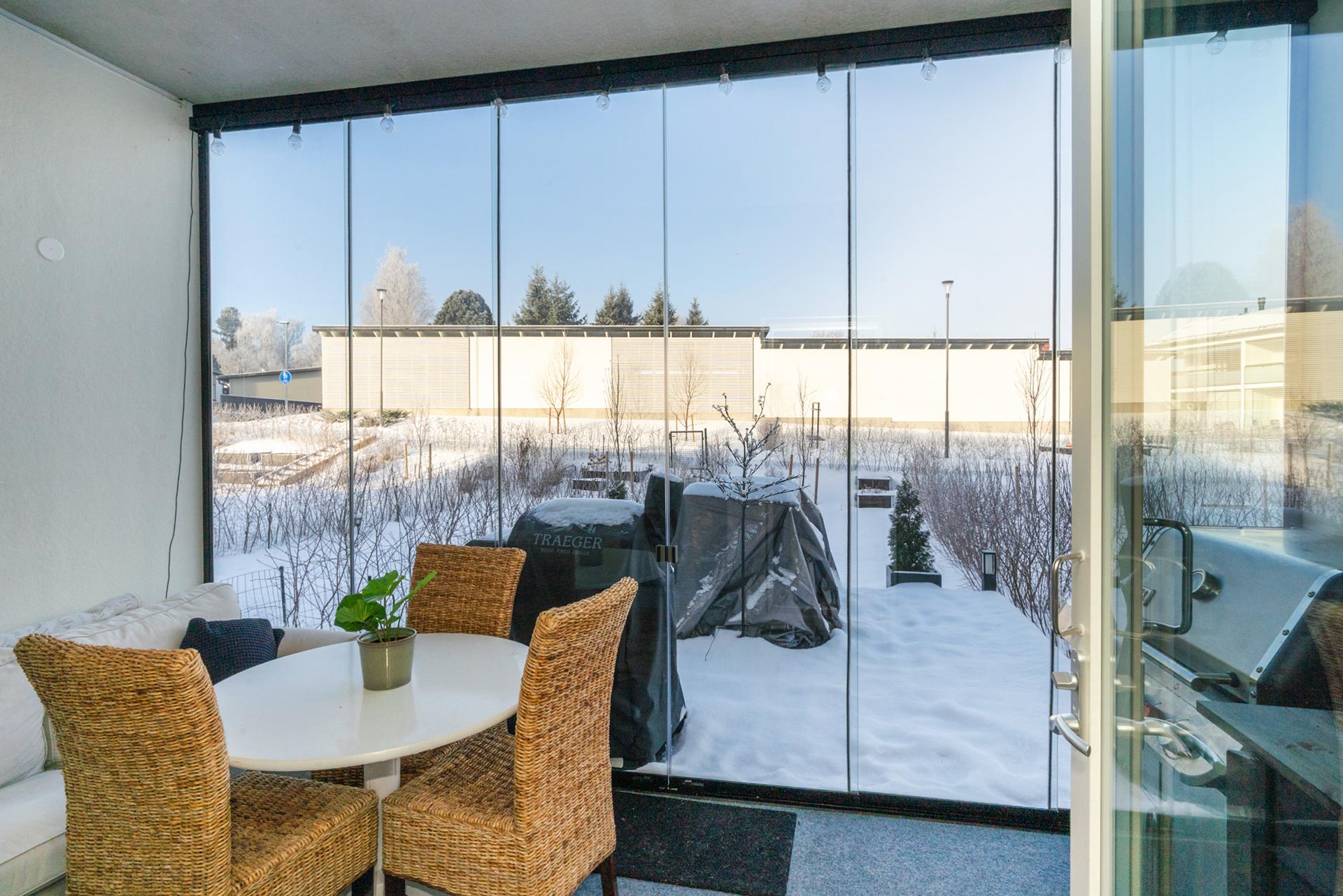 Terassilla on lasitettu osa ja avoin osa