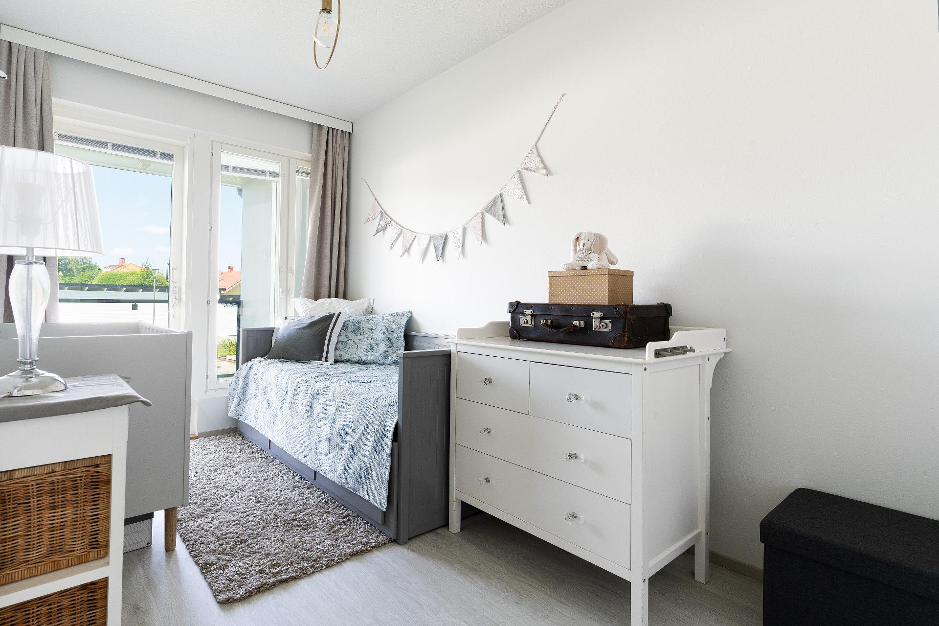 Viihtyisä makuuhuone, josta on käynti parvekkeelle