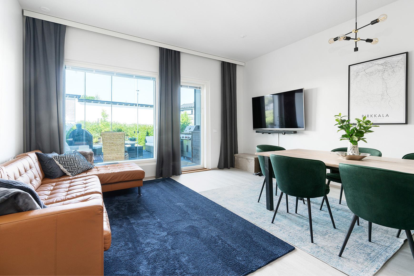 Olohuoneeseen tulvii valoa isoista ikkunoista