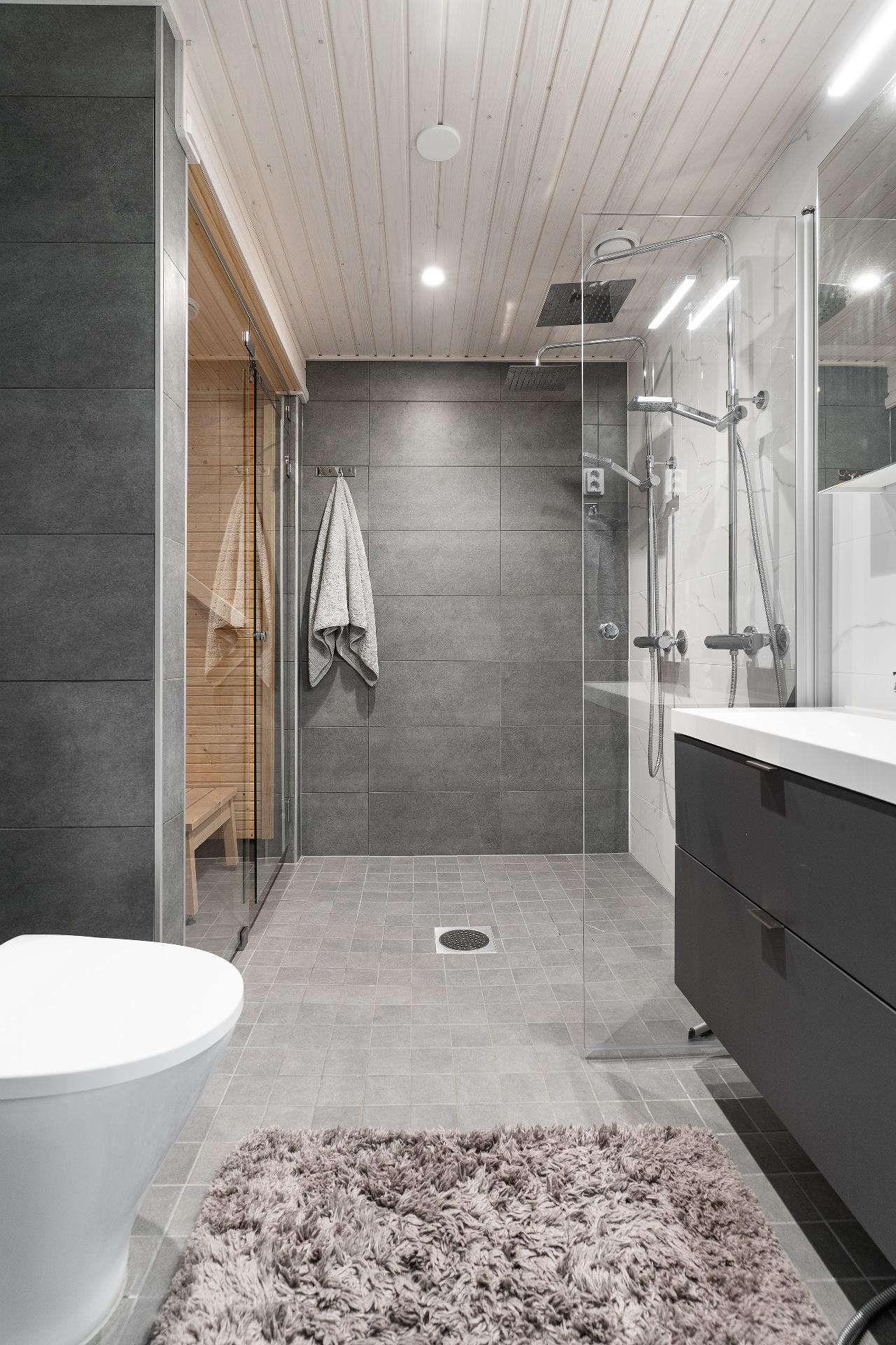 Yläkerran ylellinen kylpyhuone sadesuihkuin