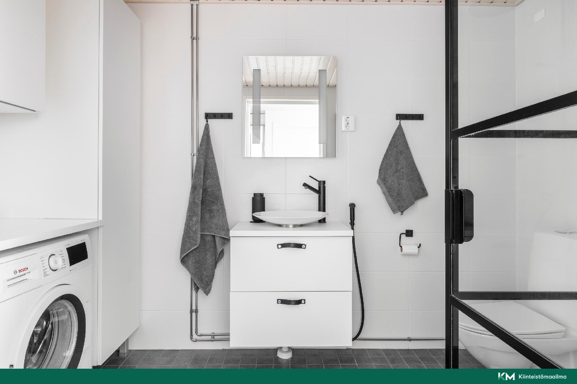 Kylpyhuoneessa avara ja kodinhoidolle on jörjestetty tilaa.