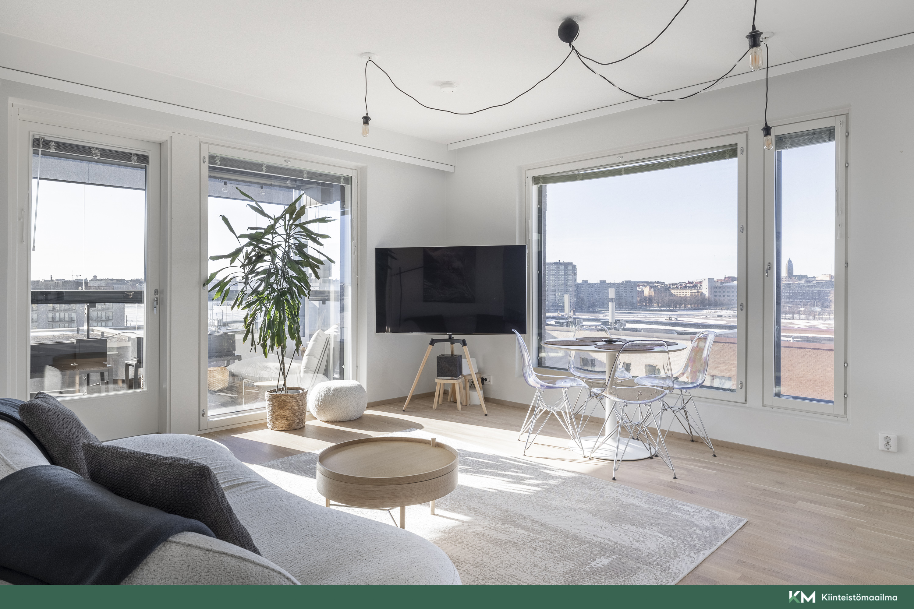 Isot ikkunat etelään ja länteen