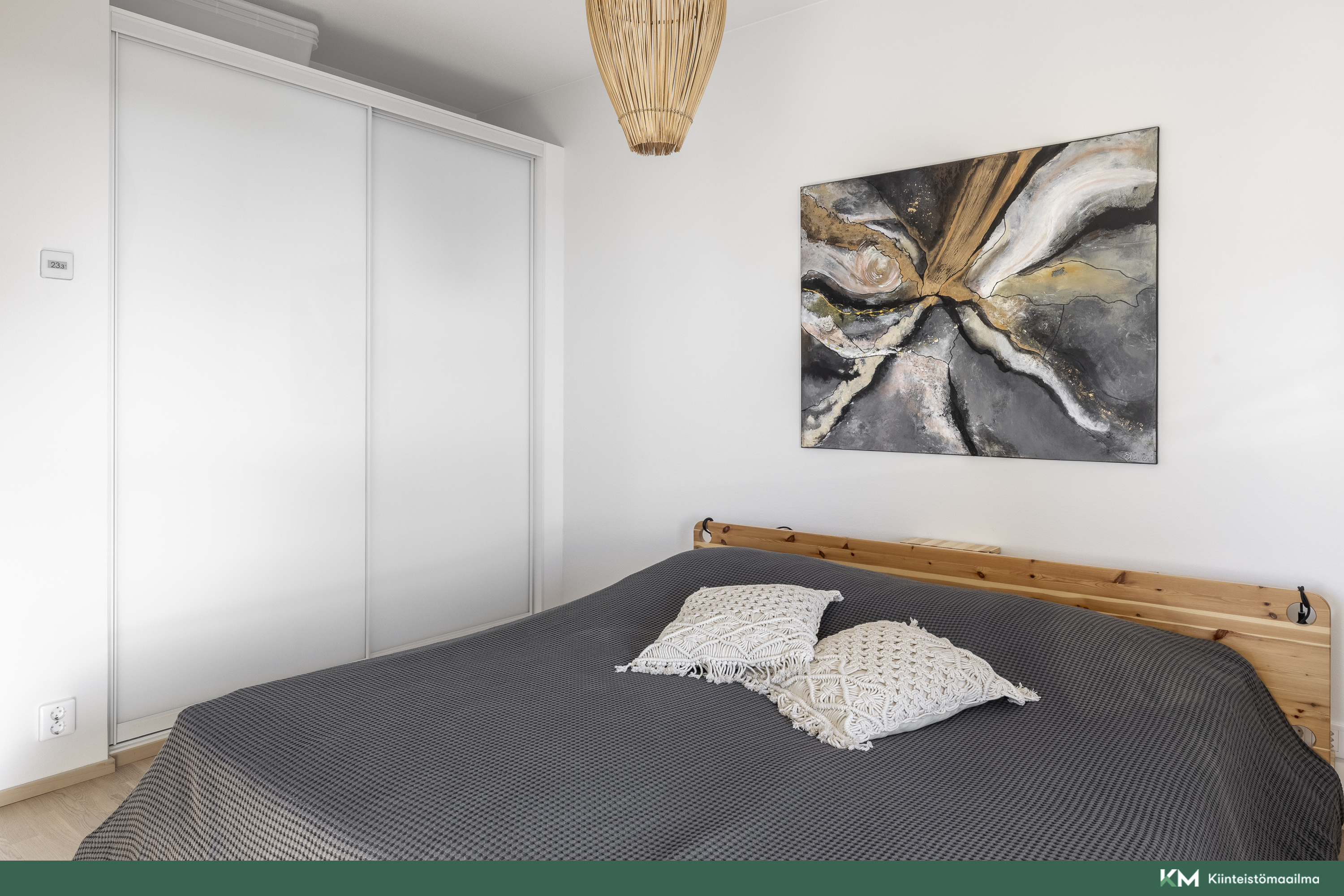 Isommasta makuuhuoneesta löytyy hyvin kaappitilaa