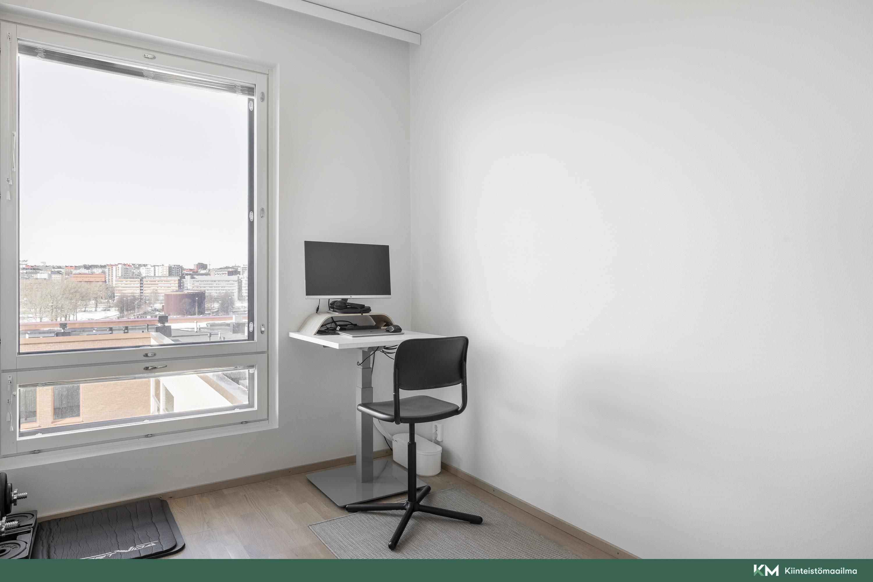 Pienempi makuuhuone käy esimerkiksi työhuoneena.