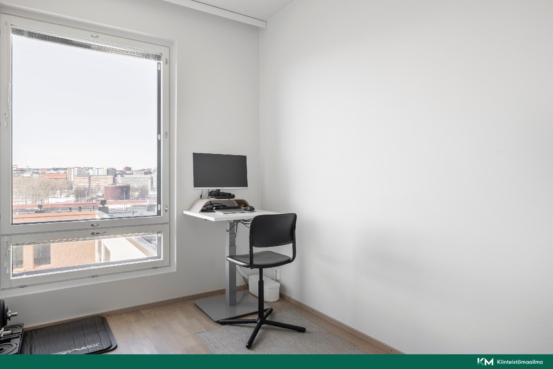 Pienempi makuuhuone käy esimerkiksi työhuoneena.