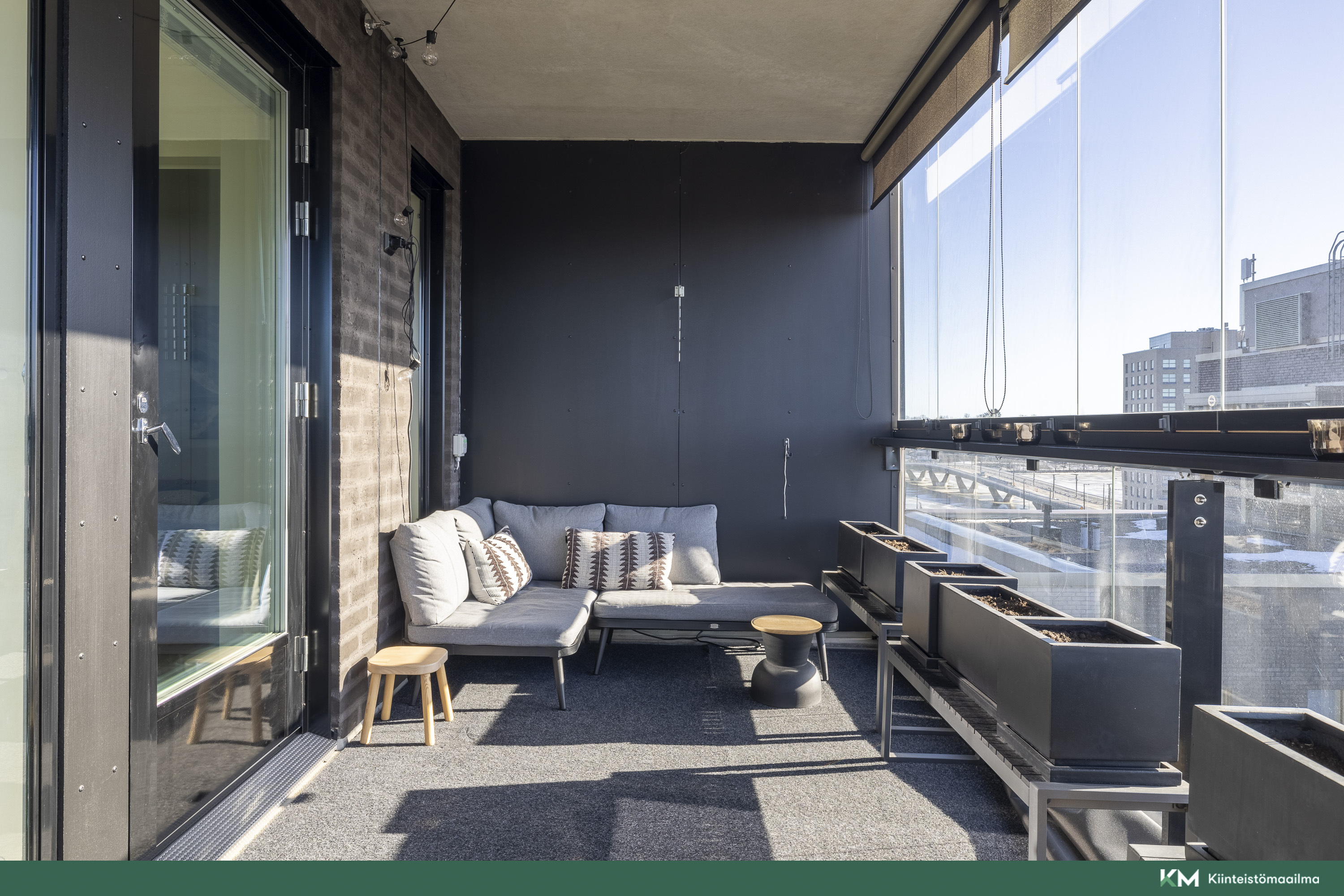 Tilavan parvekkeen voi sisustaa monella eri tavalla