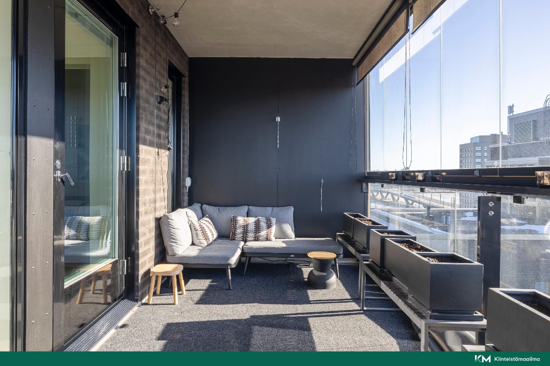 Tilavan parvekkeen voi sisustaa monella eri tavalla