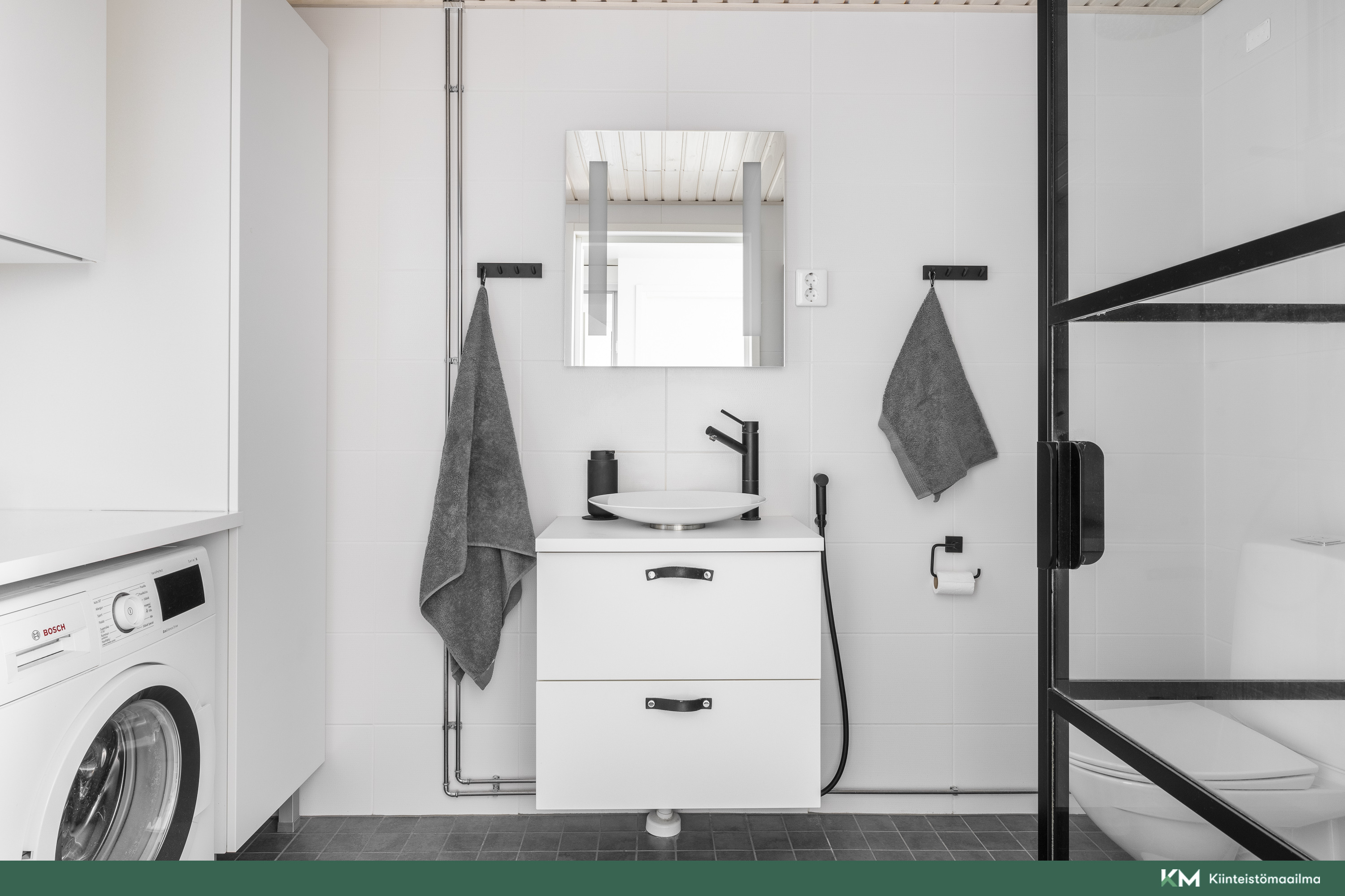 Kylpyhuone on avara ja kodinhoidolle on jörjestetty tilaa.