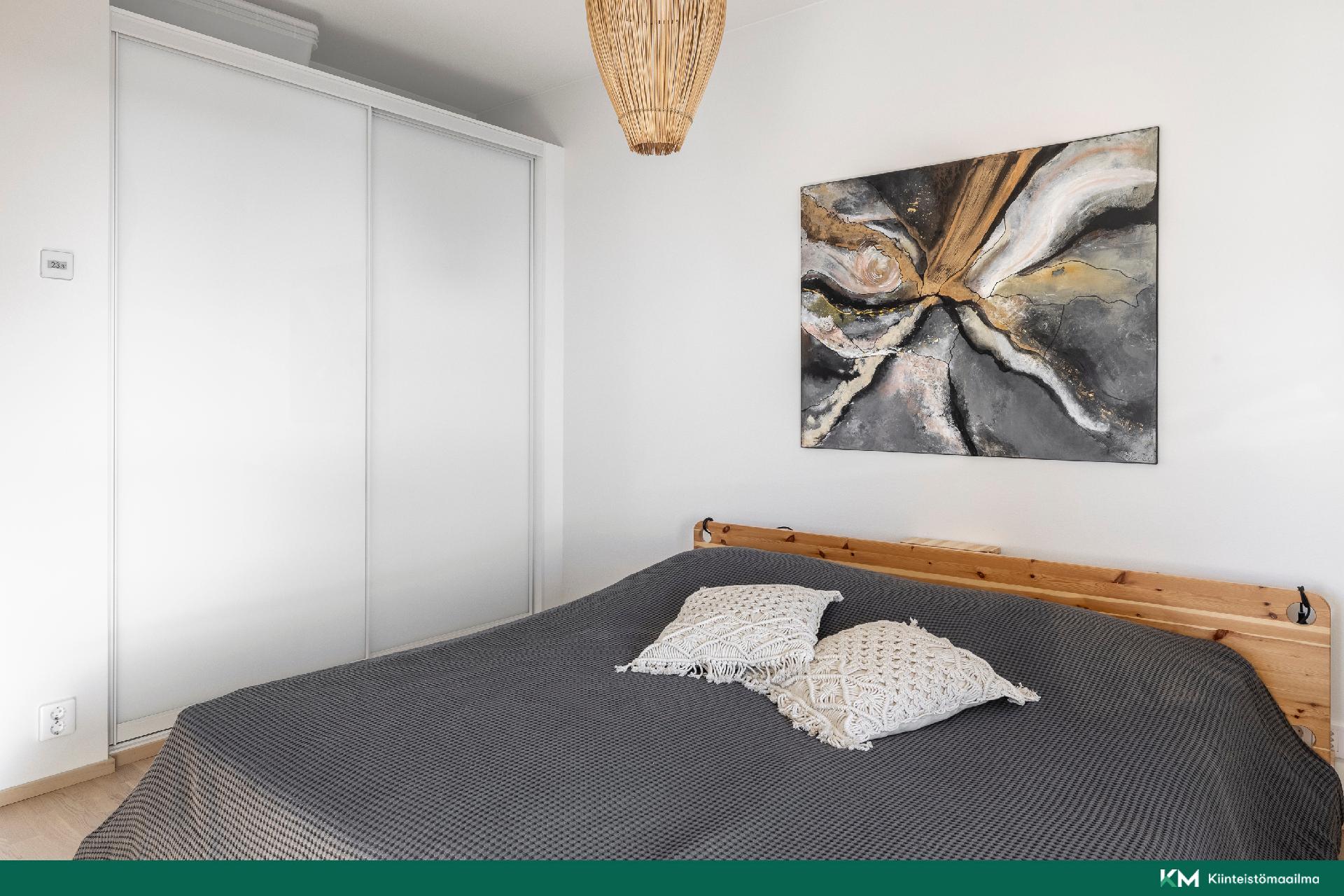 Isommasta makuuhuoneesta löytyy hyvin kaappitilaa