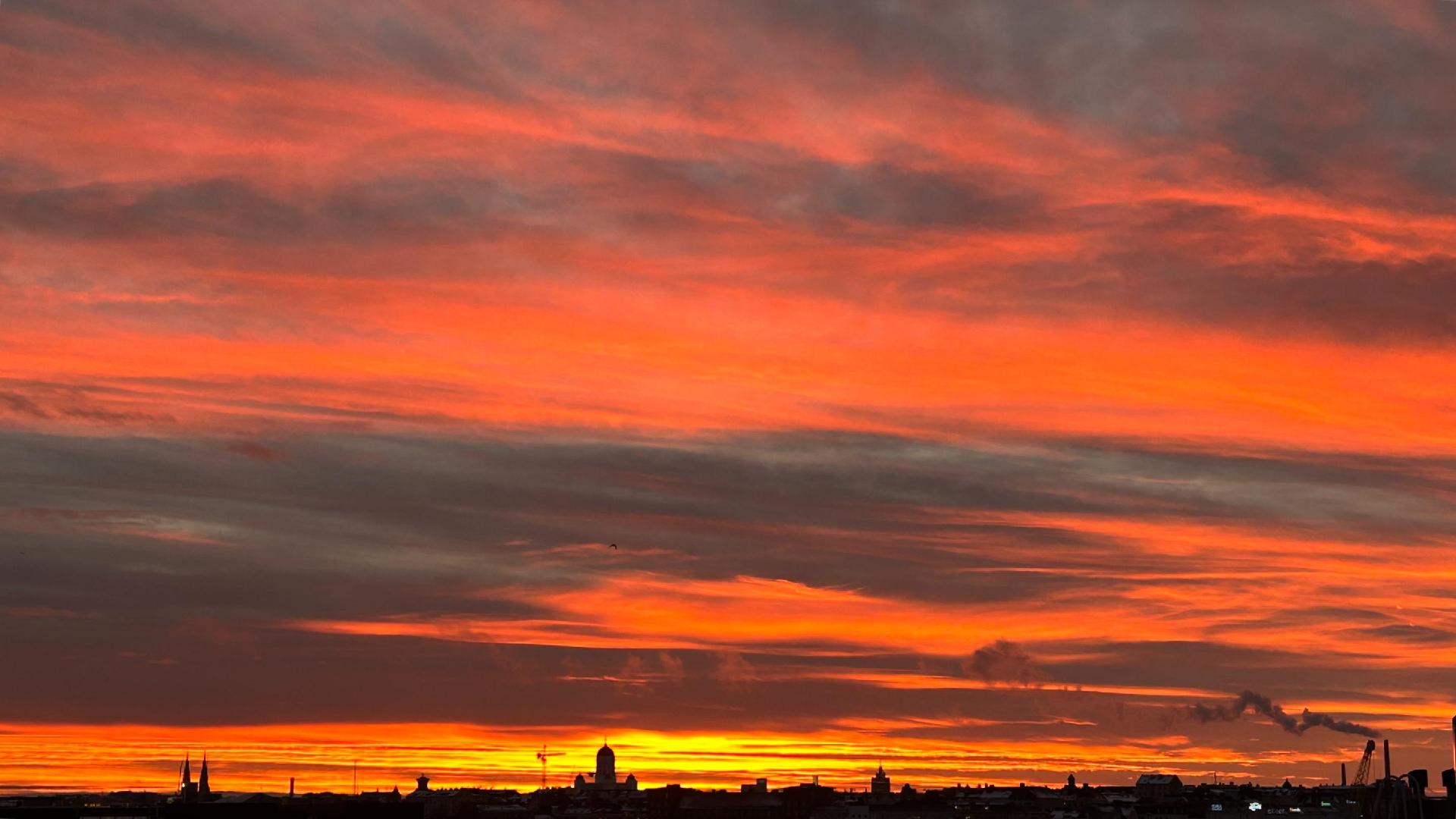 Kaupungin siluetti illalla