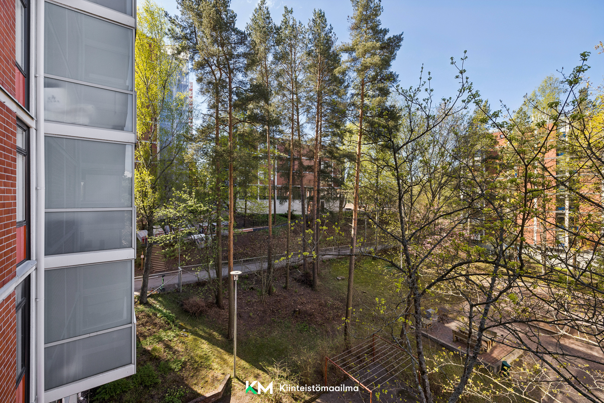 Vehreät parvekenäkymät sisäpihalle