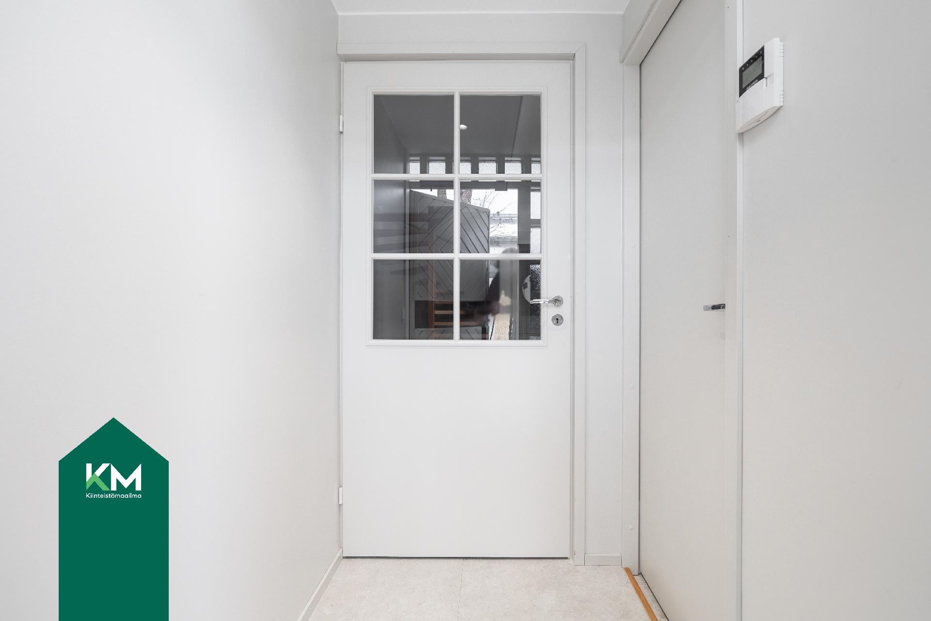 Alakerran tuulikaappi.