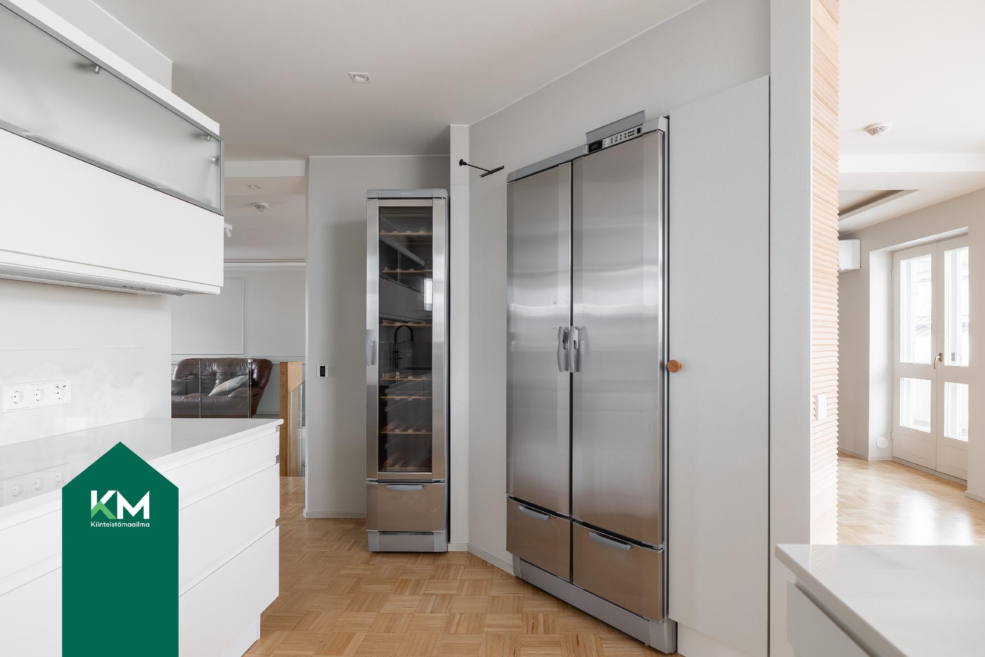 Keittiö on hyvin varusteltu, siellä on mm. viinikaappi.