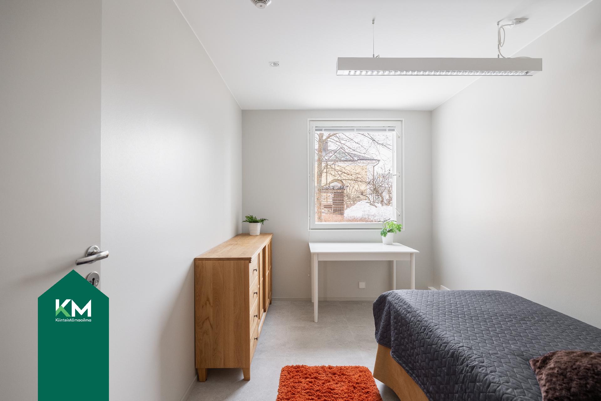 Alakerran pienempi makuuhuone.