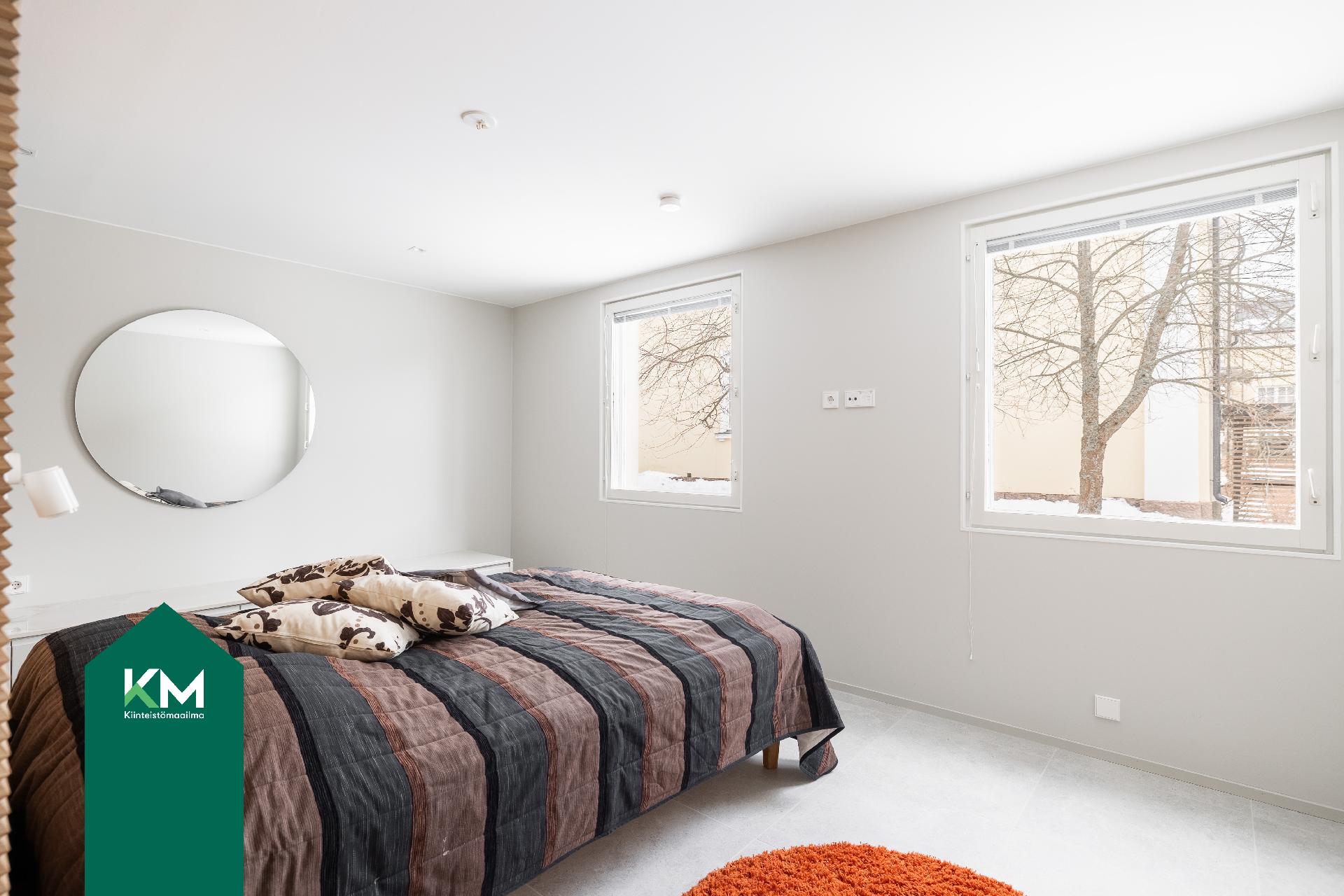 Alakerran iso makuuhuone.