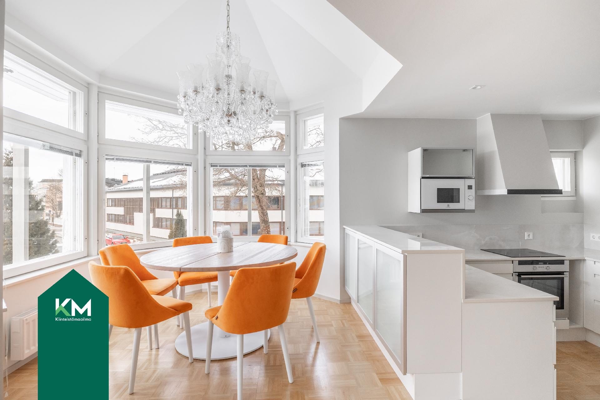 Ruokailupaikka on ylväällä paikalla.