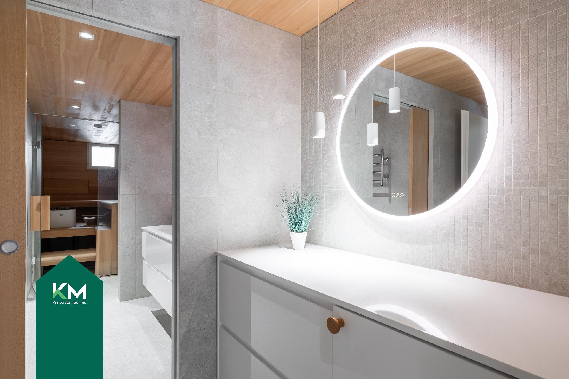 Kylpyhuone ja sauna on saanut upean uudistuksen vuonna 2022.